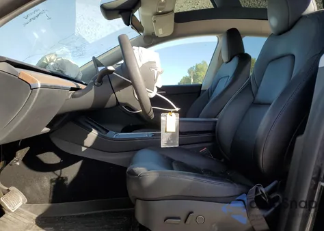 2024 Tesla Model Y из США, поврежденный, VIN 7SAYGAEE9RF070204